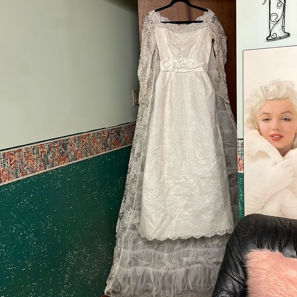 Vintage 50s/60s lace wedding dress with detachable sleeve/train